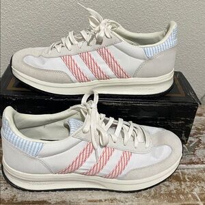 Super cute adidas cloud foam sneakers with adorable stripes. Almost new 🏃‍♀️